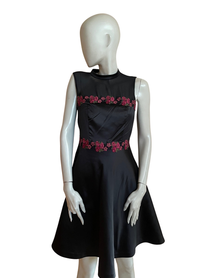 🌺 Robe Évasée Noire Broderies Roses – Taille 38 🖤