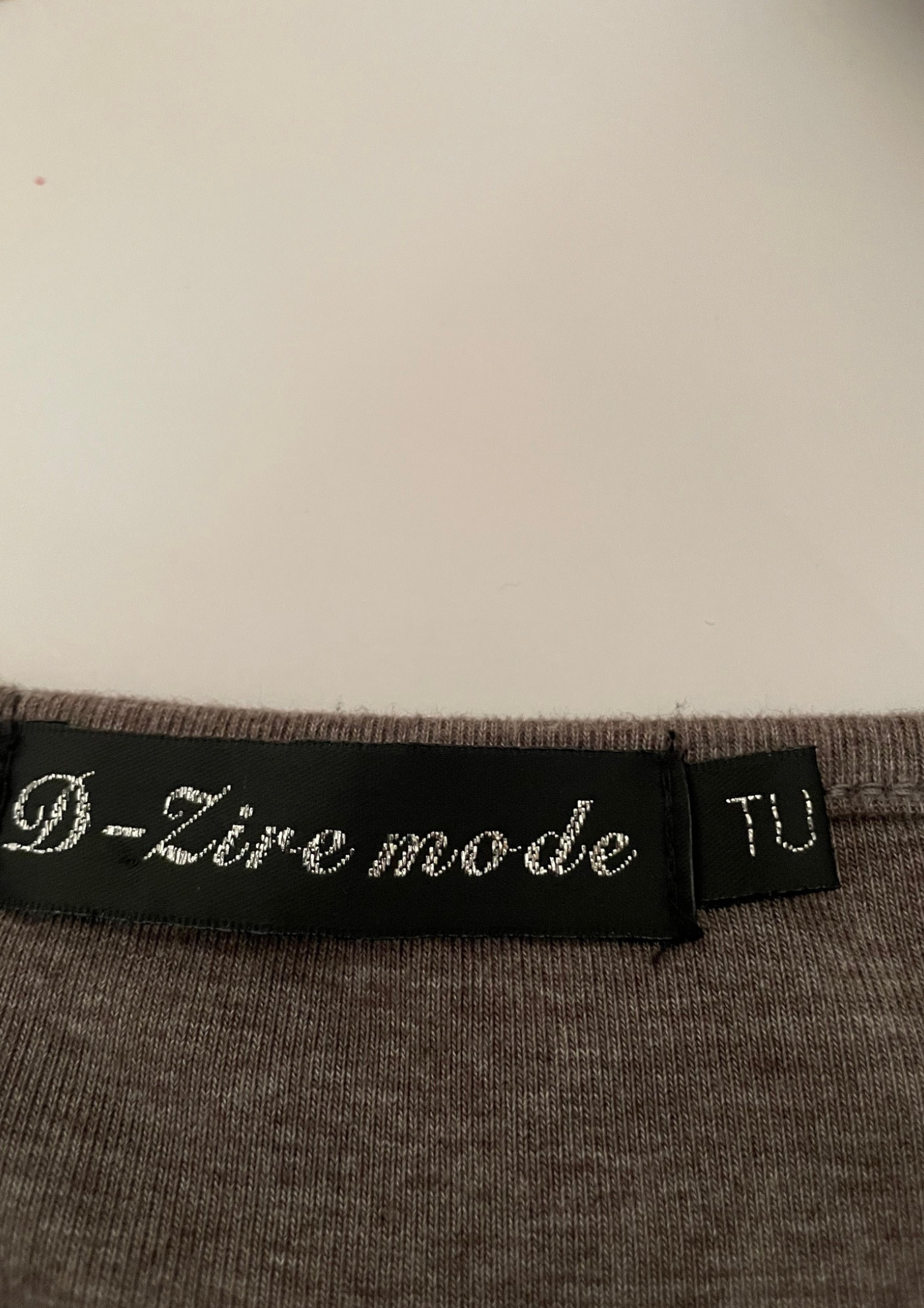 ✨👗 Robe grise à détails pétales noirs 🌑 – Chic & Moderne Taille 36 🌟