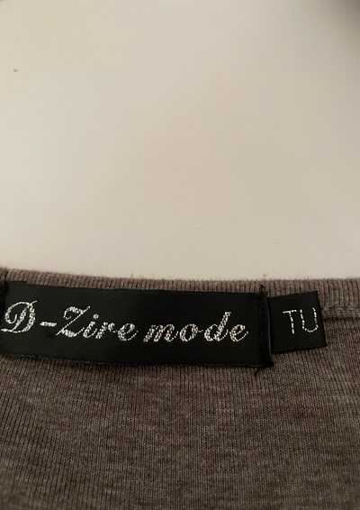 ✨👗 Robe grise à détails pétales noirs 🌑 – Chic & Moderne Taille 36 🌟