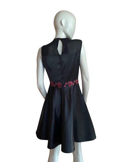 🌺 Robe Évasée Noire Broderies Roses – Taille 38 🖤