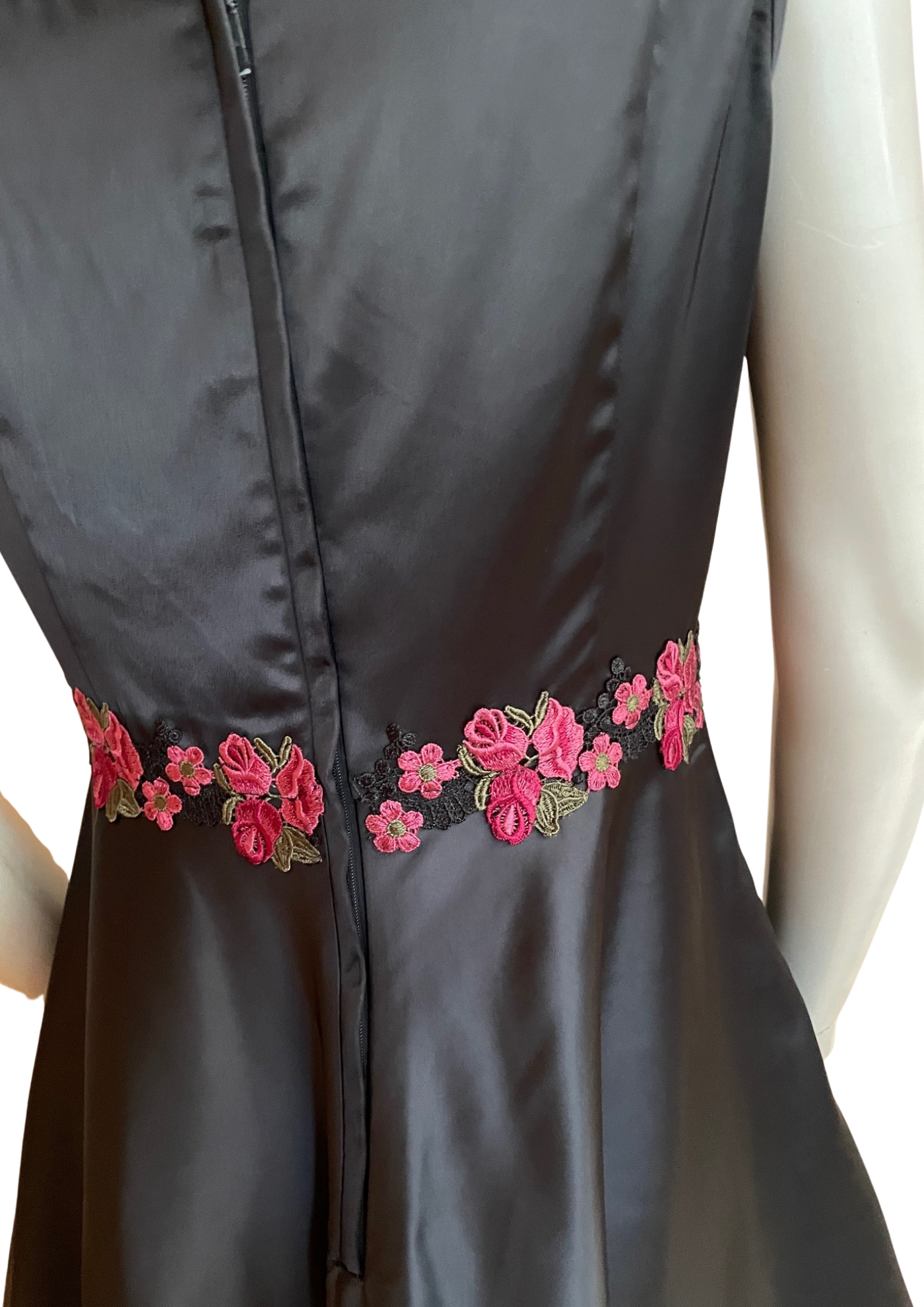 🌺 Robe Évasée Noire Broderies Roses – Taille 38 🖤