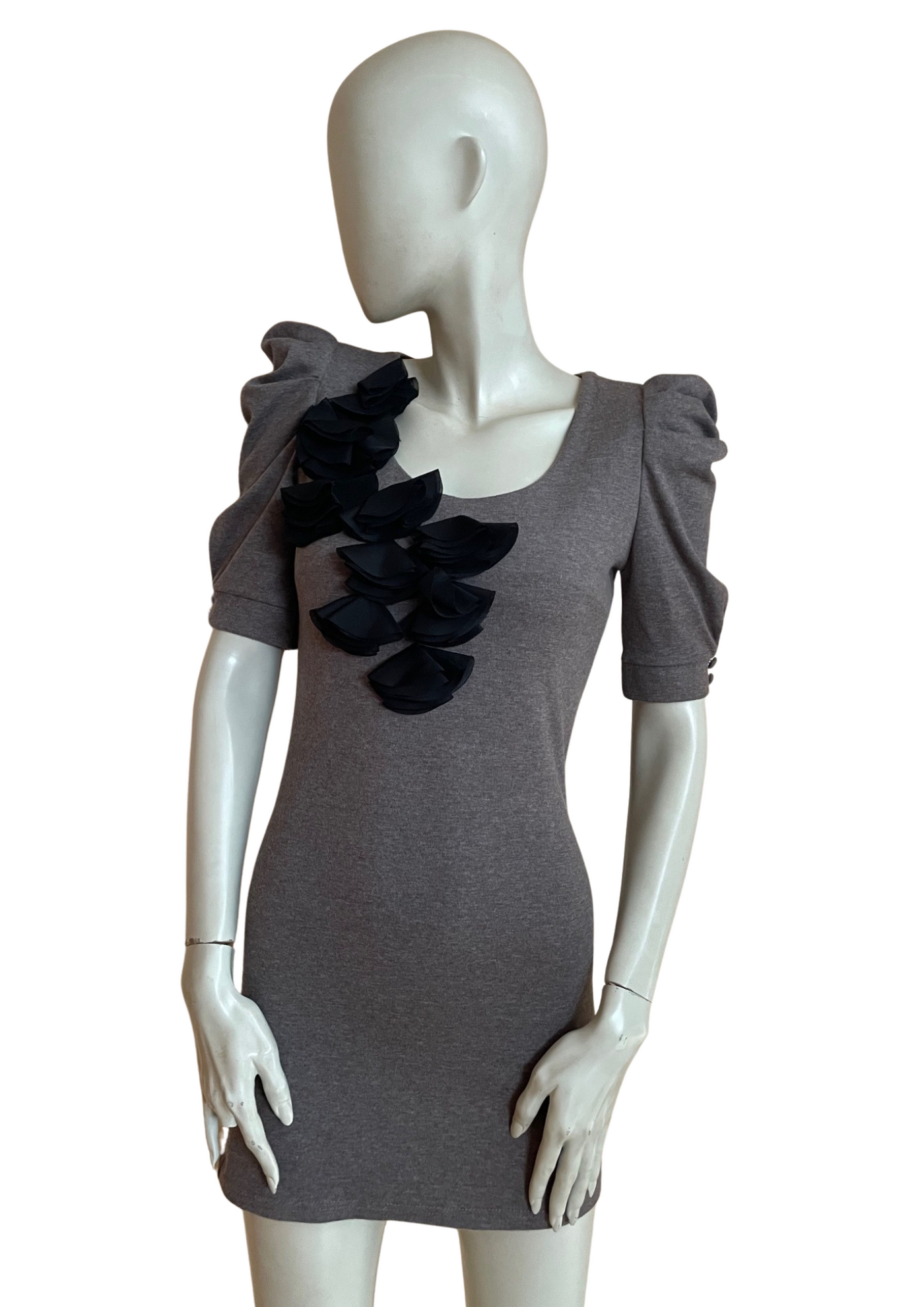 ✨👗 Robe grise à détails pétales noirs 🌑 – Chic & Moderne Taille 36 🌟