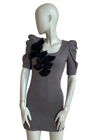 ✨👗 Robe grise à détails pétales noirs 🌑 – Chic & Moderne Taille 36 🌟