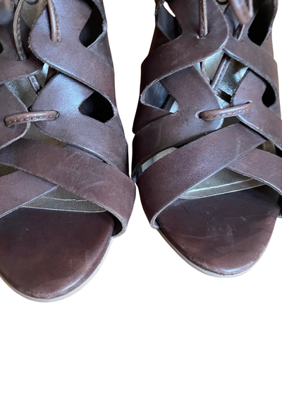🧶 Sandales à talons compensés en cuir marron 🍂 – Pointure 39