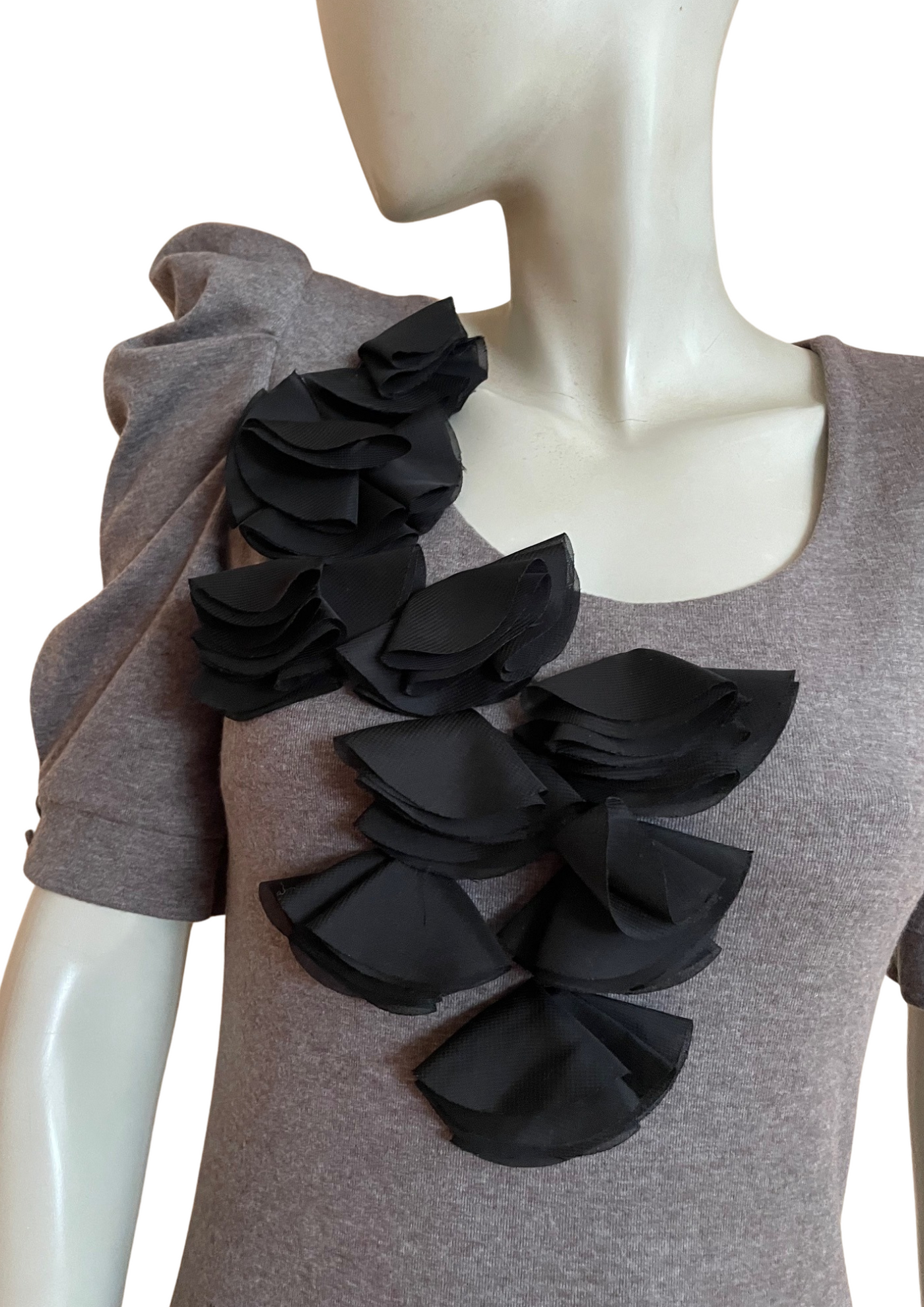✨👗 Robe grise à détails pétales noirs 🌑 – Chic & Moderne Taille 36 🌟