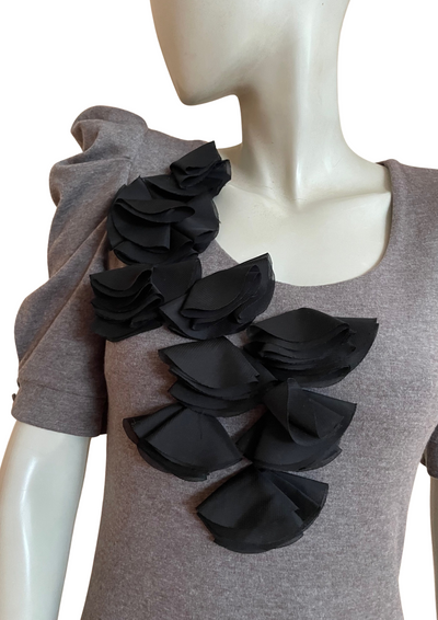✨👗 Robe grise à détails pétales noirs 🌑 – Chic & Moderne Taille 36 🌟