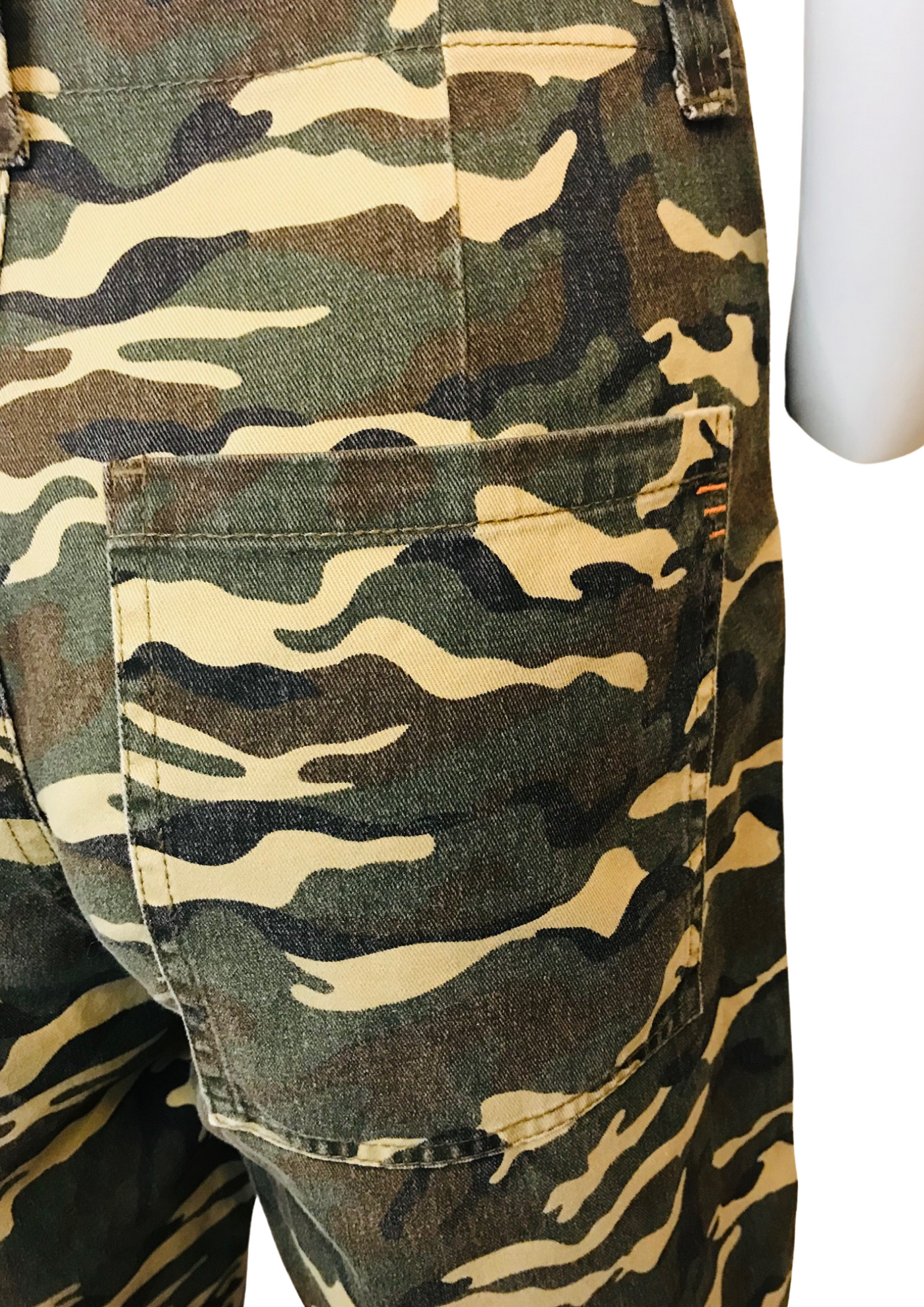 Pantalon cargo motifs camouflages Taille 36