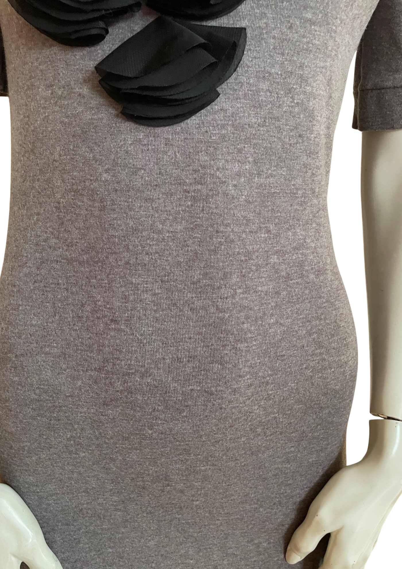 ✨👗 Robe grise à détails pétales noirs 🌑 – Chic & Moderne Taille 36 🌟