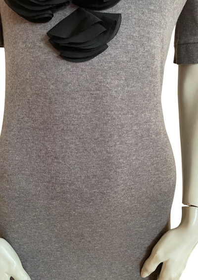 ✨👗 Robe grise à détails pétales noirs 🌑 – Chic & Moderne Taille 36 🌟