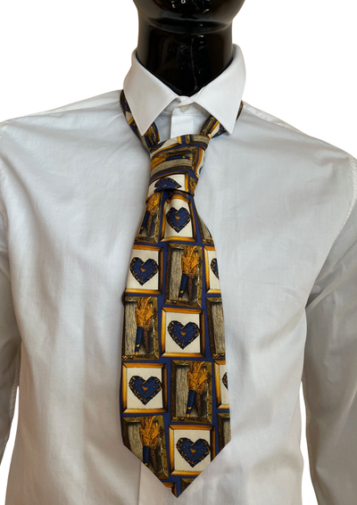 Cravate en soie – motif “cœurs & torches”, bleu/or 👔