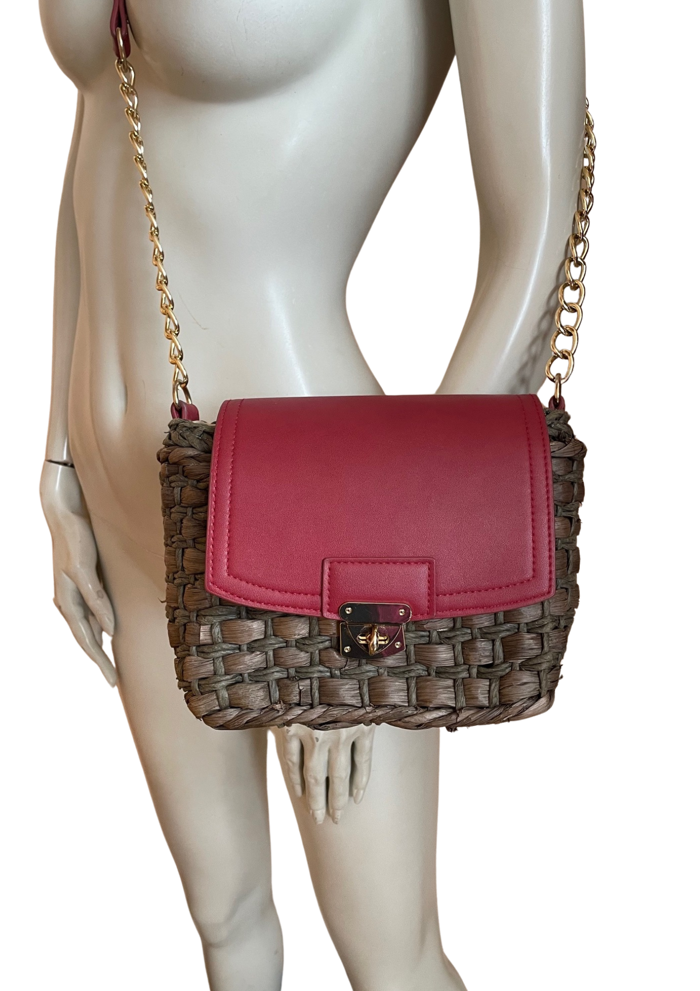 👜 Magnifique sac tressé avec rabat rouge👜