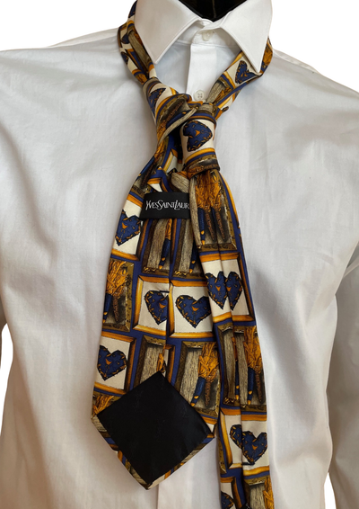 Cravate en soie – motif “cœurs & torches”, bleu/or 👔