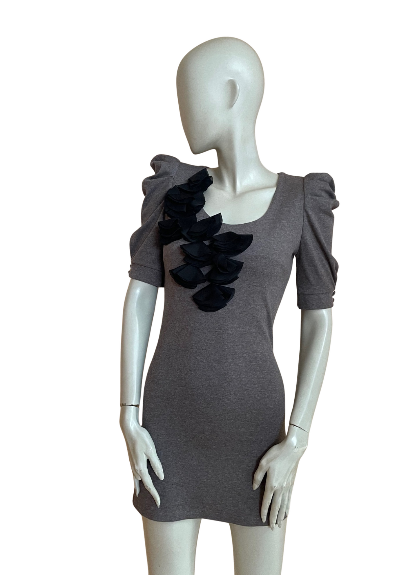 ✨👗 Robe grise à détails pétales noirs 🌑 – Chic & Moderne Taille 36 🌟