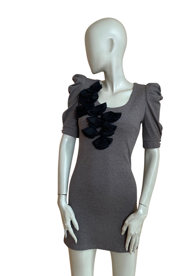 ✨👗 Robe grise à détails pétales noirs 🌑 – Chic & Moderne Taille 36 🌟