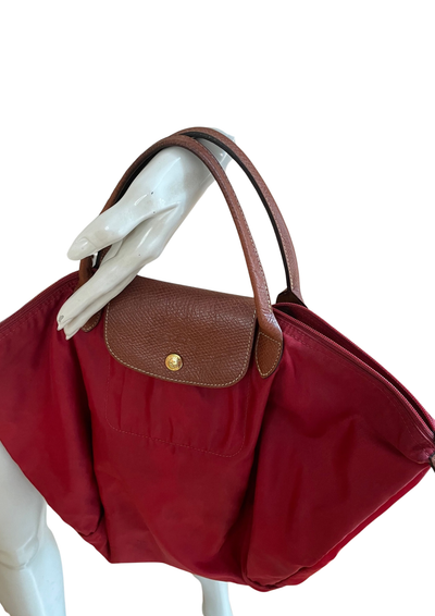 👜 Sac rouge avec détails en cuir marron 👜