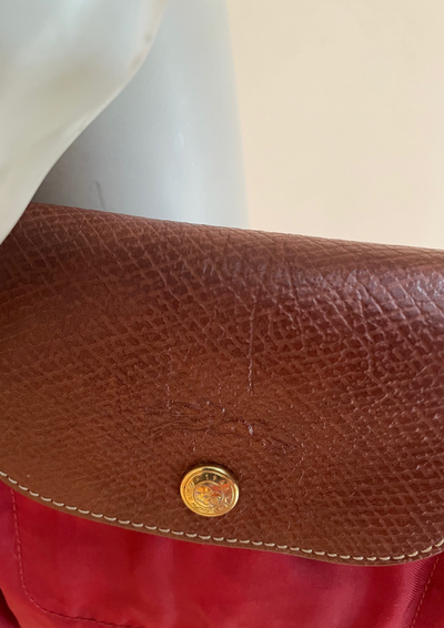 👜 Sac rouge avec détails en cuir marron 👜