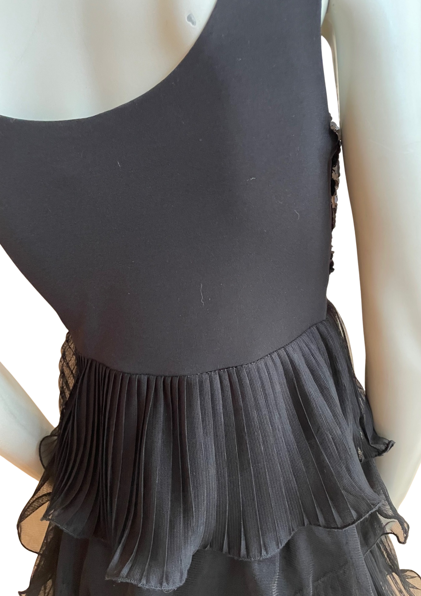 ✨ Robe noire à sequins & volants – Taille 38