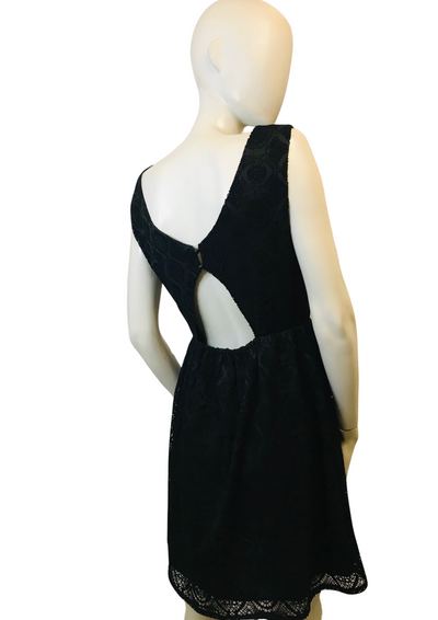 Robe courte en dentelle noire – Taille 36 💃