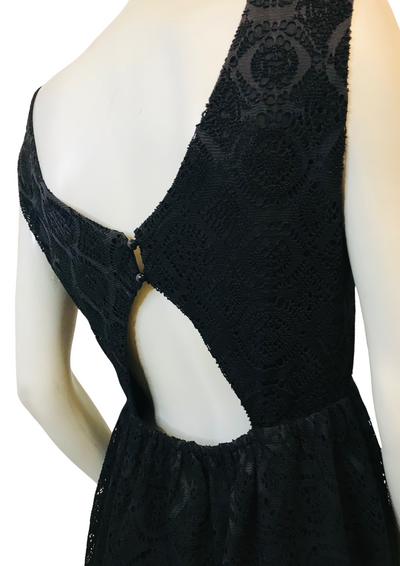 Robe courte en dentelle noire – Taille 36 💃