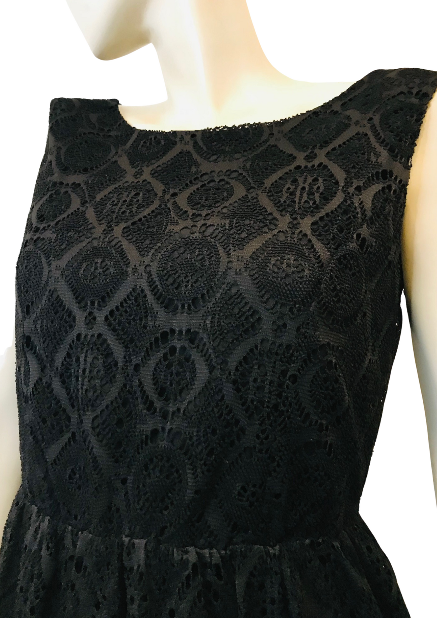 Robe courte en dentelle noire – Taille 36 💃