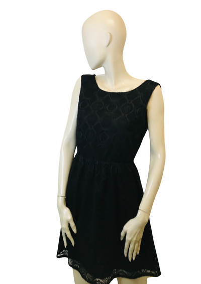 Robe courte en dentelle noire – Taille 36 💃