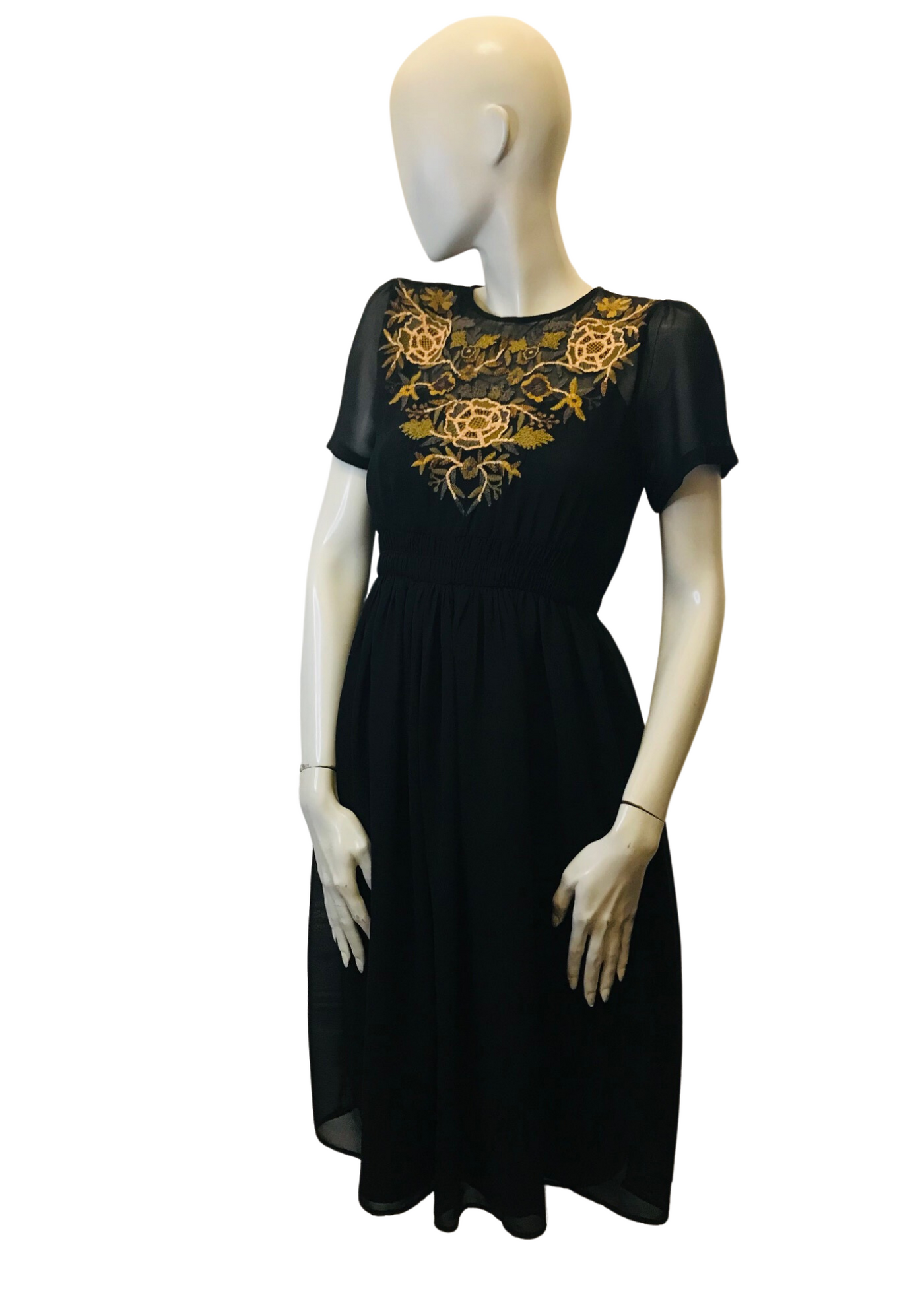 Robe mi-longue brodée Taille 34
