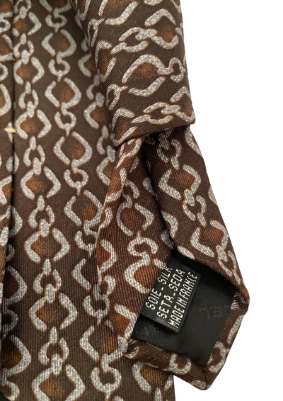 🧣 Cravate en Soie – Motifs Chaîne Marron & Gris ✨