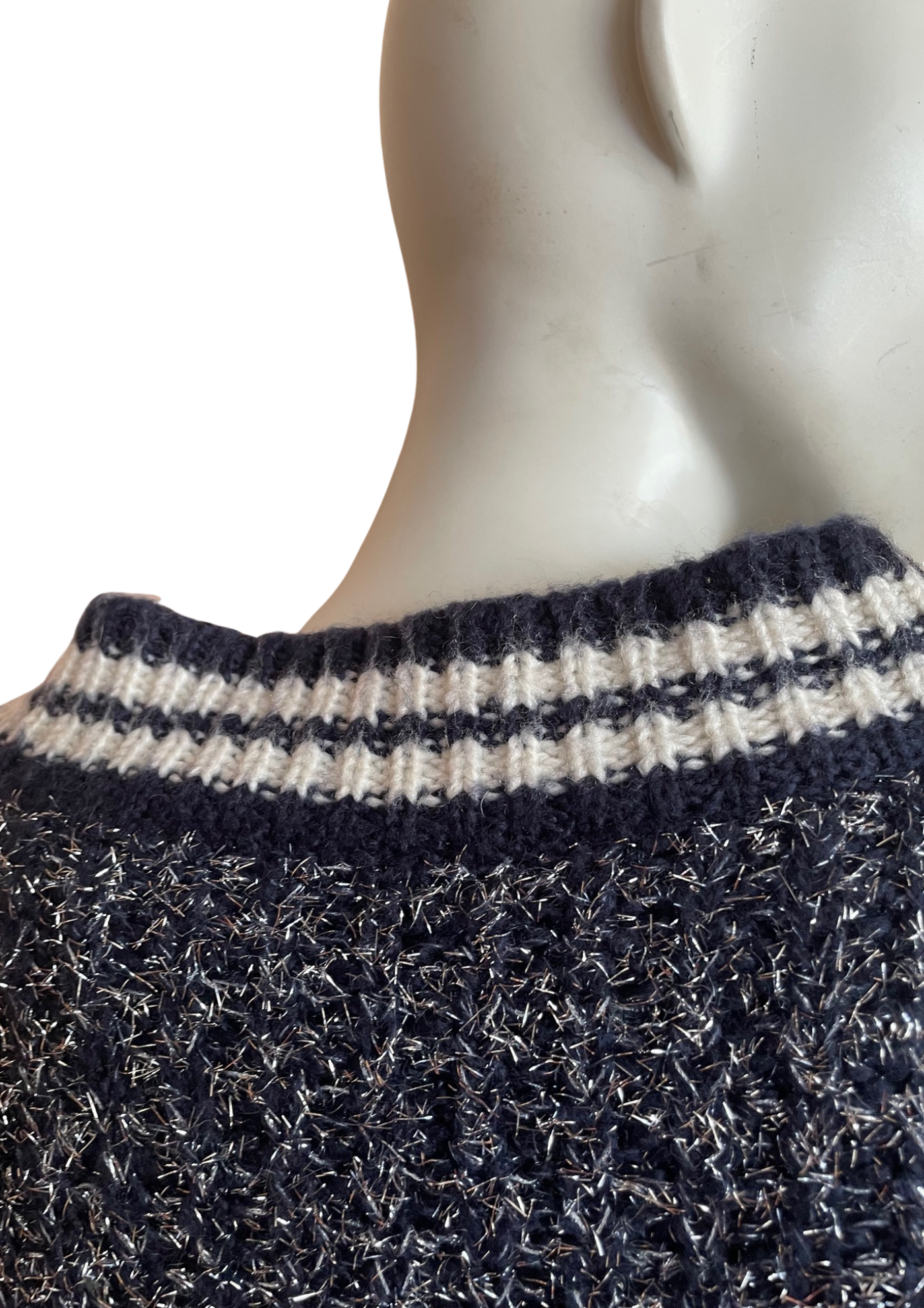 🧶 Pull navy & blanc col V – Effet brillant Taille 38