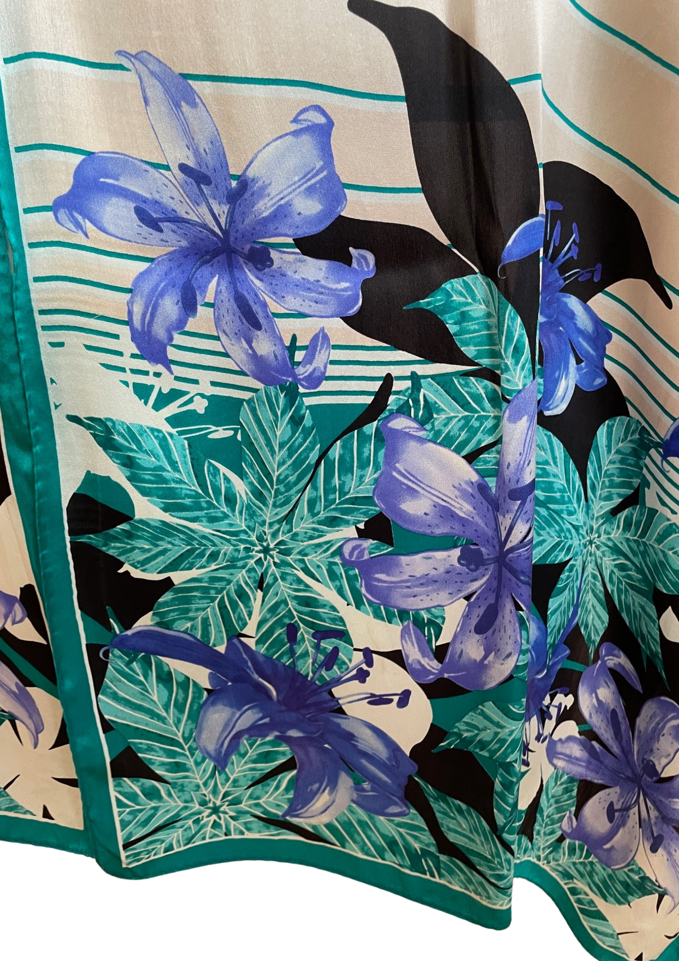 🦋 Élégant châle en soie à motifs floraux 🦋