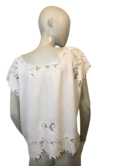 ✨ Top blanc en viscose & guipure ajourée – coupe fluide T42 🌿🤍