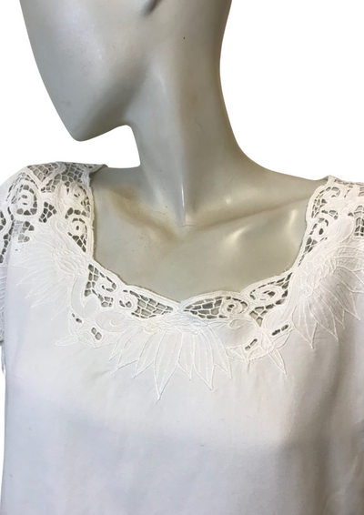 ✨ Top blanc en viscose & guipure ajourée – coupe fluide T42 🌿🤍