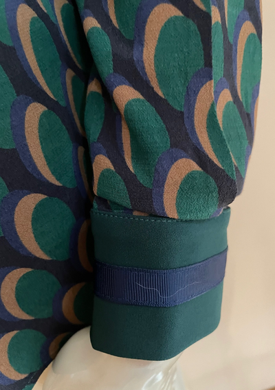 Blouse à nœud lavallière – imprimé géométrique vert/bleu Taille 34 💚💙