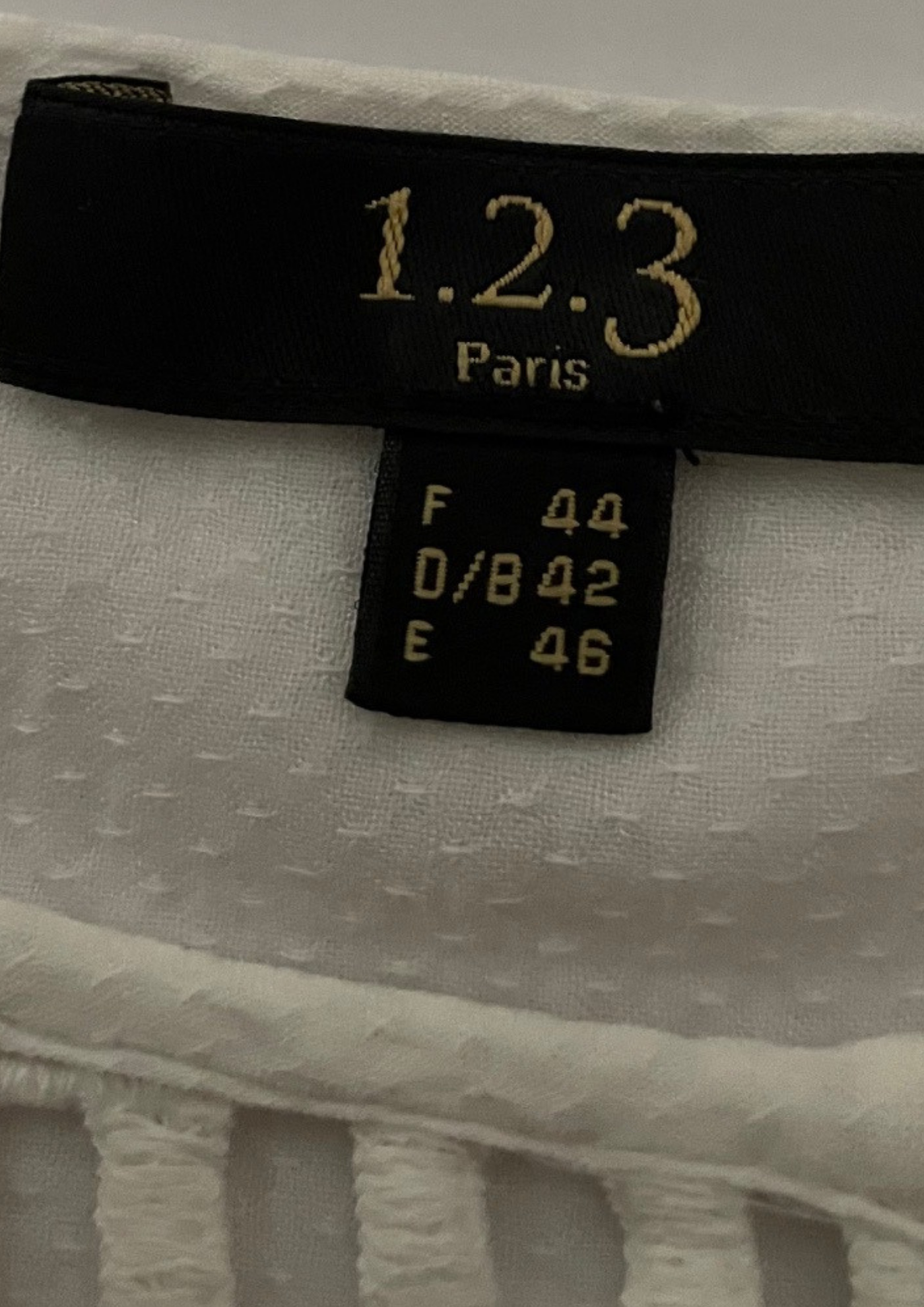 🤍✨ Chemisier blanc chic en dentelle ajourée – Taille 44 ✨🤍