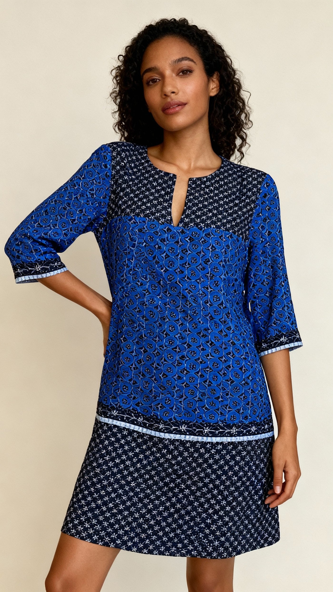 👗 Robe à motifs géométriques bleus et noirs – Élégance graphique Taille 40
