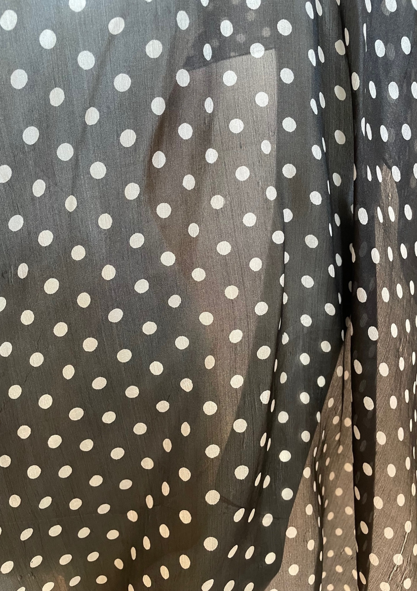🎀 Élégant châle en soie à pois noirs 🎀
