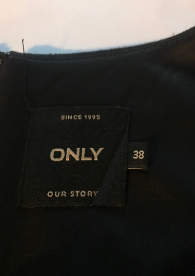Robe noire cloutée Taille 38